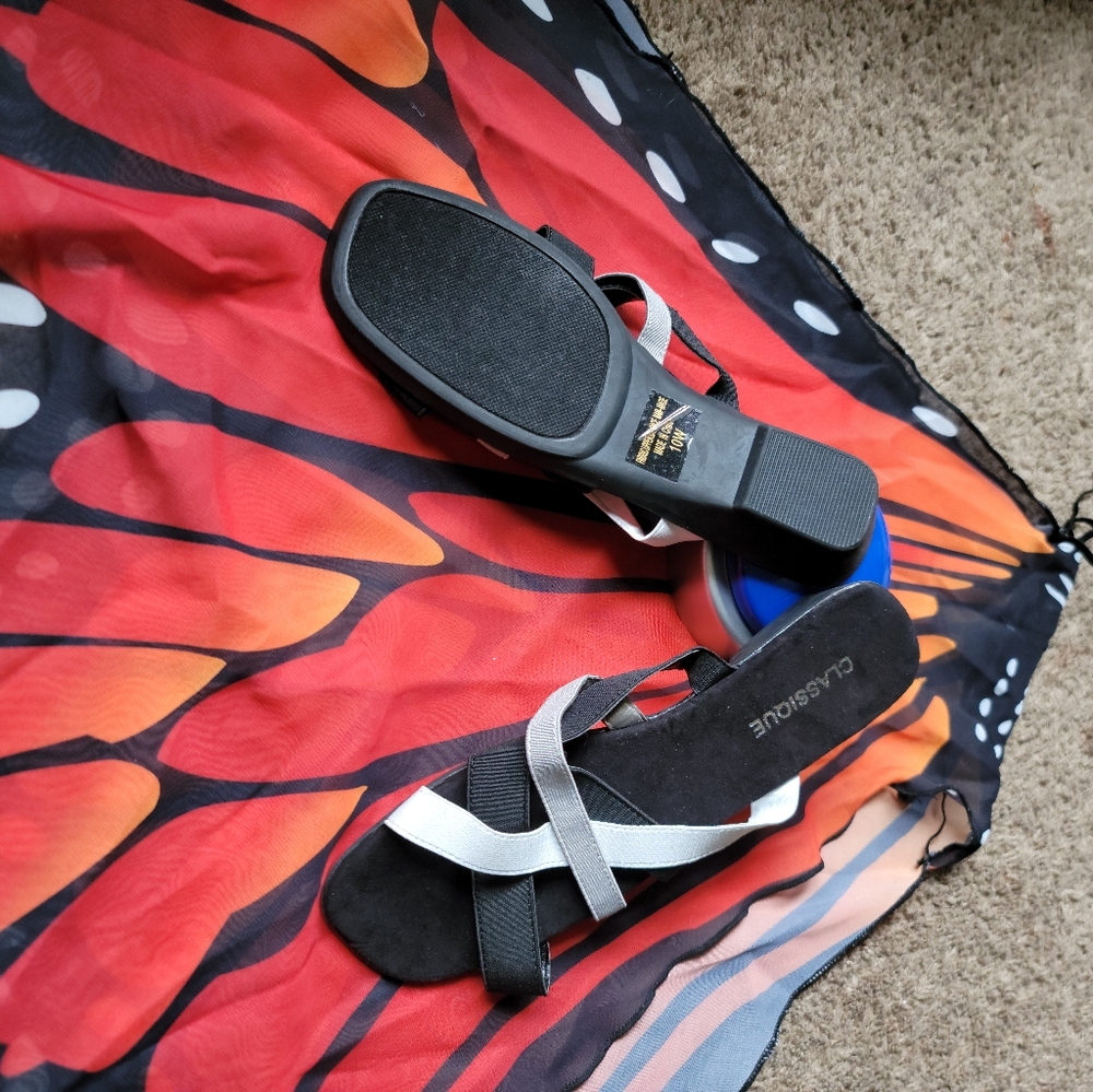 NWT CLASSIQUE CRISSCROSS SLIPPERS. SIZE 10W